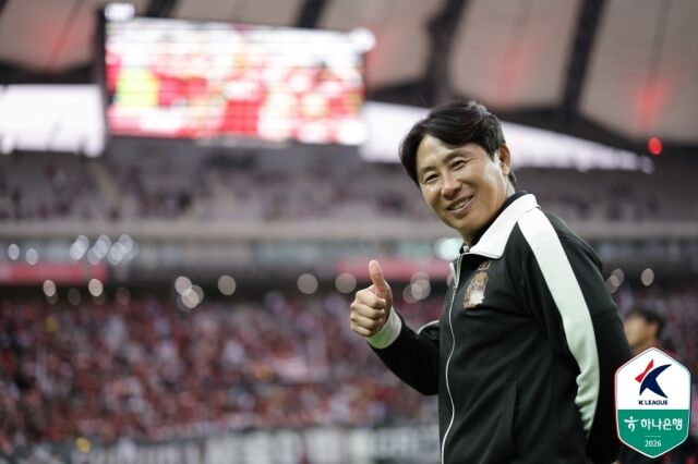서울의 김기동 감독이 하나은행 K리그1 2026 우승을 확정한 후 웃고있다./프로축구연맹 제공