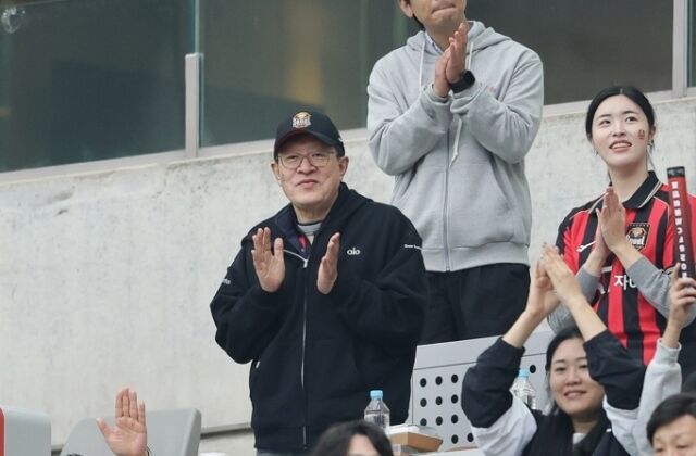 GS그룹 허태수 회장이 서울월드컵경기장을 찾아 선수단에게 박수를 보내고 있다./FC서울 제공