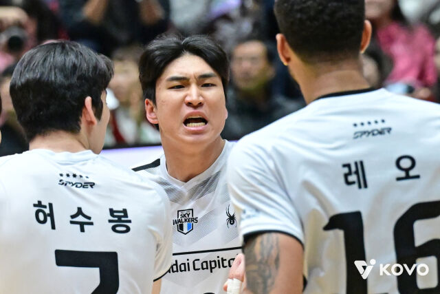 현대캐피탈 신호진이 24일 여수 진남체육관에서 열린 2026 여수·NH농협컵 프로배구대회 4강전에서 포효하고 있다./한국배구연맹 제공