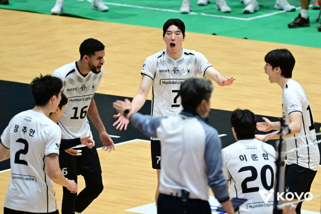 현대캐피탈이 24일 여수 진남체육관에서 열린 2026 여수·NH농협컵 프로배구대회 4강전에서 한국전력을 만나 환호하고 있다./한국배구연맹 제공