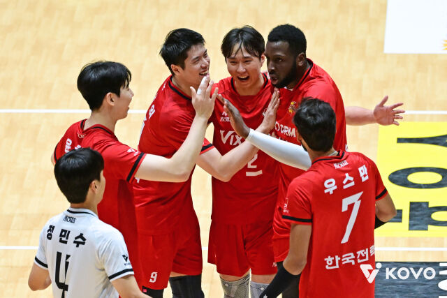한국전력이 24일 여수 진남체육관에서 열린 2026 여수·NH농협컵 프로배구대회 4강전에서 현대캐피탈을 만나 득점 세리머니를 펼치고 있다./한국배구연맹 제공