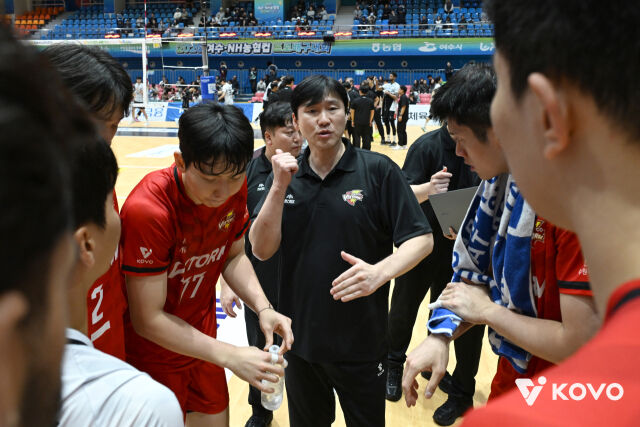 24일 여수 진남체육관에서 열린 2026 여수·NH농협컵 프로배구대회 4강전에서 작전타임을 갖고 있는 한국전력 석진욱 감독./한국배구연맹 제공