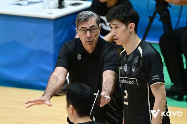 현대캐피탈 필립 블랑 감독이 24일 여수 진남체육관에서 열린 2026 여수·NH농협컵 프로배구대회 4강전에서 장주안과 이야기를 나누고 있다./한국배구연맹 제공