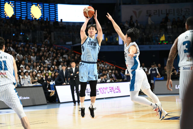 이정현이 24일 고양소노아레나에서 열린 부산 KCC와의 홈경기에서 슛하고 있다./KBL 제공