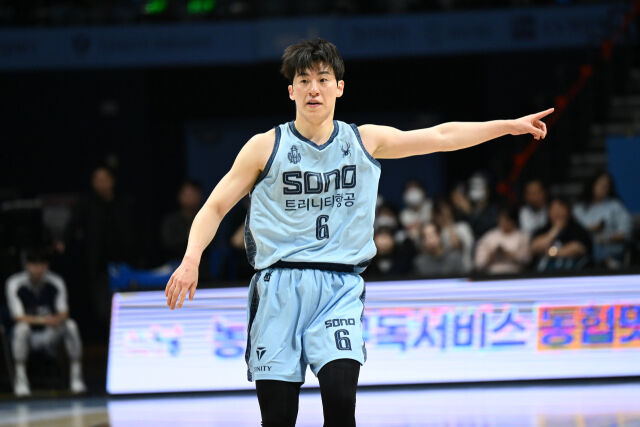 24일 고양소노아레나에서 열린 부산 KCC와의 홈경기에서 동료들에게 지시하고 있는 이정현./KBL 제공
