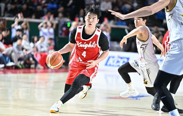 24일 잠실학생체육관에서 열린 창원 LG와의 홈경기에서 돌파하고 있는 김낙현./KBL 제공