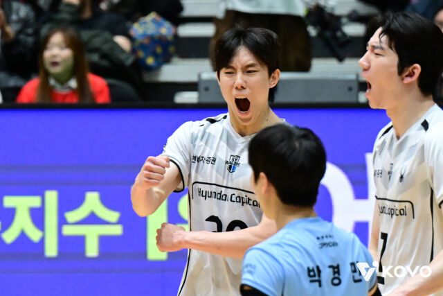 현대캐피탈 세터 이준협이 24일 여수 진남체육관에서 열린 2026 여수·NH농협컵 프로배구대회 4강전에서 포효하고 있다./한국배구연맹 제공