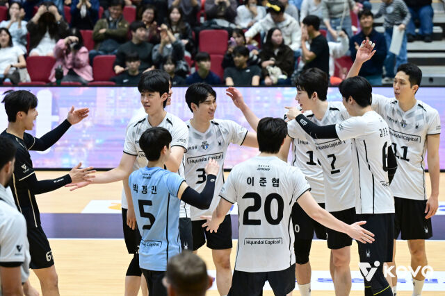 현대캐피탈이 24일 여수 진남체육관에서 열린 2026 여수·NH농협컵 프로배구대회 4강전에서 한국전력을 꺾고 승리의 기쁨을 나누고 있다./한국배구연맹 제공