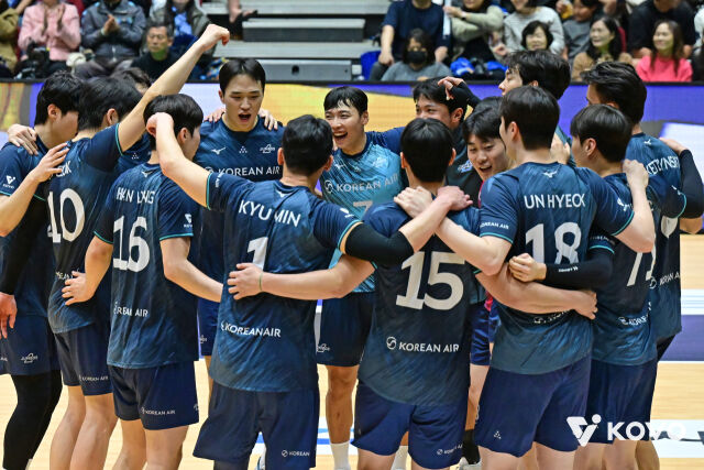 대한항공이 24일 여수 진남체육관에서 열린 2026 여수·NH농협컵 프로배구대회 우리카드와 4강전을 승리로 마치며 환호하고 있다./한국배구연맹 제공