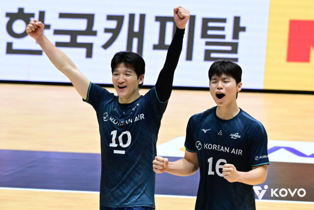대한항공 아웃사이드 히터 정지석과 정한용이 24일 여수 진남체육관에서 열린 2026 여수·NH농협컵 프로배구대회 우리카드와 4강전에서 득점 세리머니를 펼치고 있다./한국배구연맹 제공