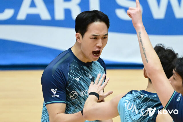22일 여수 진남체육관에서 열린 2026 여수·NH농협컵 프로배구대회 현대캐피탈전에서 주먹을 불끈 쥔 임동혁./한국배구연맹 제공