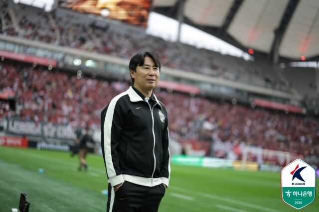 김기동 FC서울 감독이 24일 ‘하나은행 K리그1 2026’ 우승을 확정했다. 서울은 이날 서울월드컵경기장에서 펼쳐진 강원FC전을 지켜보고 있다./한국프로축구연맹 제공