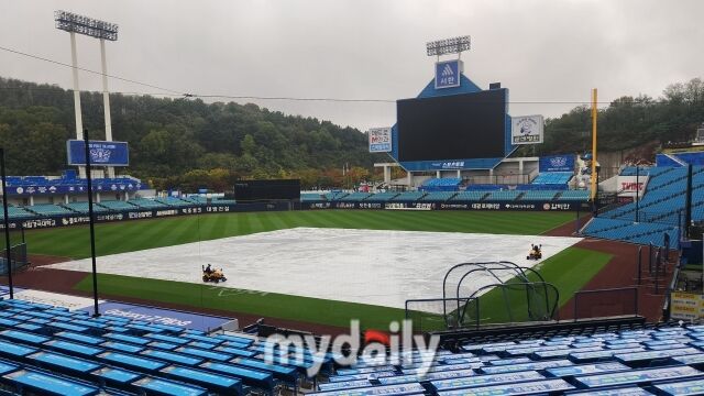 10월 25일 비 내리는 대구 삼성 라이온즈파크 전경./대구=김경현 기자