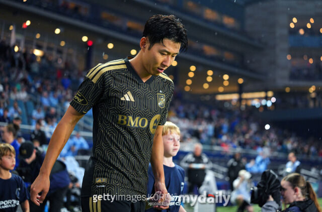 손흥민(LAFC)이 2026년 9월 13일(한국시각) 미국 캔자스주 캔자스시티의 스포팅 파크에서 열린 스포팅 캔자스시티와의 경기를 앞두고 경기장에 입장하고 있다./게티이미지코리아