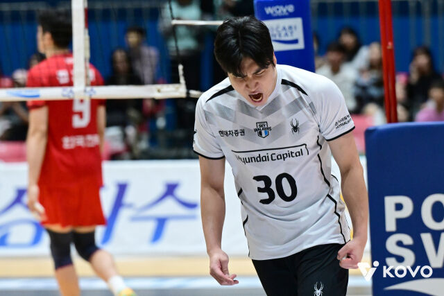 현대캐피탈 신호진이 24일 여수 진남체육관에서 열린 2026 여수·NH농협컵 프로배구대회 한국전력과 4강전에서 포효하고 있다./한국배구연맹 제공