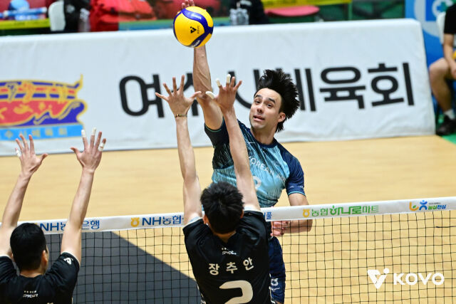 대한항공 케트진스키가 22일 여수 진남체육관에서 열린 2026 여수·NH농협컵 프로배구대회 조별리그 A조 현대캐피탈 경기에서 공격을 시도하고 있다./한국배구연맹 제공