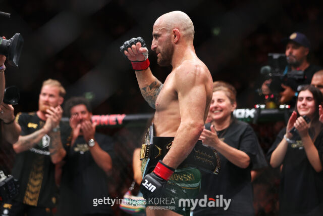 볼카노프스키가 에블로예프를 제압하고 UFC 페더급 타이틀 2차 방어에 성공했다. 지난 2월 디에구 로페스와 타이틀전에서 승리하고 주먹을 불끈 쥔 볼카노프스키. /게티이미지코리아