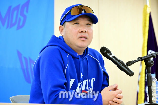 삼성라이온즈 박진만 감독이 25일 오후 대구삼성라이온즈파크에서 진행되는 '2026 신한 SOL KBO리그 포스트시즌' KIA 타이거즈와의 플레이오프 1차전 경기에 앞서 취재진과 인터뷰를 하고 있다./대구=곽경훈 기자