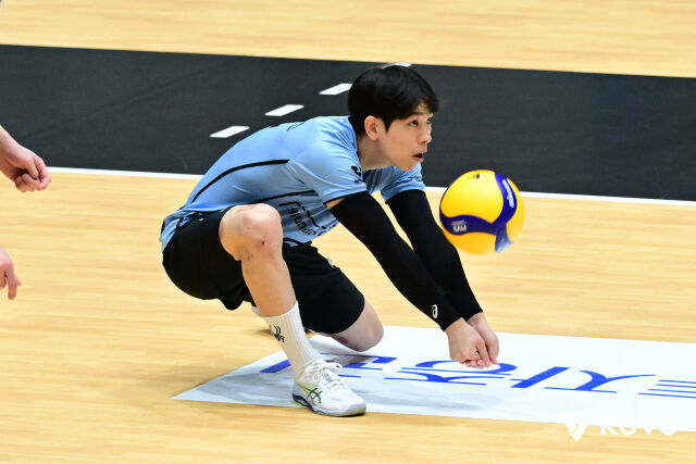 현대캐피탈 리베로 박경민이 24일 여수 진남체육관에서 열린 2026 여수·NH농협컵 프로배구대회 4강전에서 리시브를 하고 있다./한국배구연맹 제공