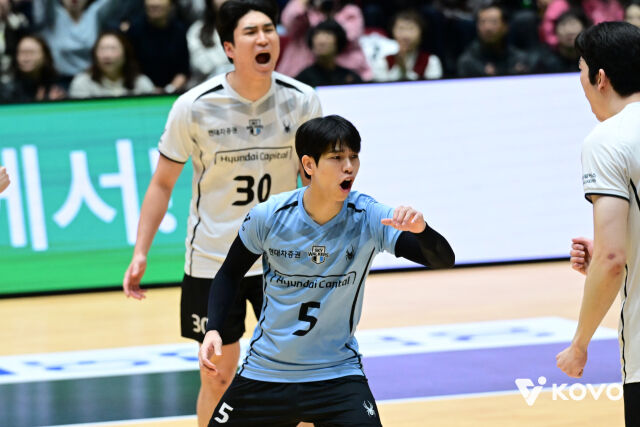24일 여수 진남체육관에서 열린 2026 여수·NH농협컵 프로배구대회 4강전에서 환호하고 있는 박경민./한국배구연맹 제공