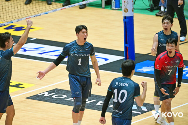 대한항공이 25일 여수 진남체육관에서 열린 2026 여수·NH농협컵 프로배구대회 결승전에서 득점 세리머니를 펼치고 있다./한국배구연맹 제공