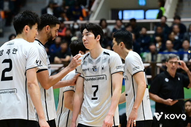 현대캐피탈이 25일 여수 진남체육관에서 열린 2026 여수·NH농협컵 프로배구대회 결승전에서 대한항공을 상대로 접전을 펼치고 있다./한국배구연맹 제공