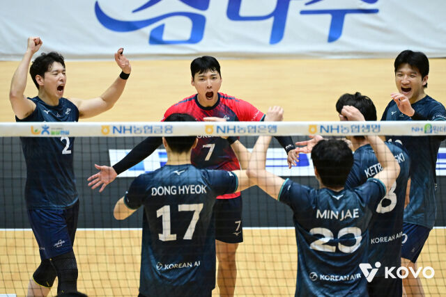 대한항공이 25일 여수 진남체육관에서 열린 2026 여수·NH농협컵 프로배구대회 결승전에서 포효하고 있다./한국배구연맹 제공