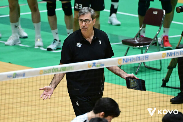 25일 여수 진남체육관에서 열린 2026 여수·NH농협컵 프로배구대회 결승전에서 코트를 바라보고 있는 필립 블랑 감독./한국배구연맹 제공