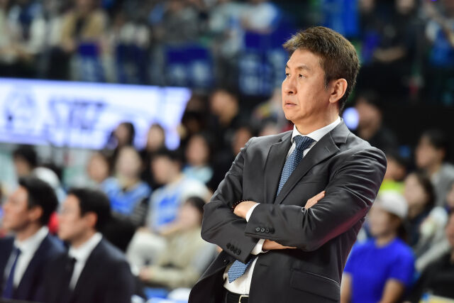 김상식 서울 삼성 감독이 25일 대구체육관에서 열린 2026-2027 KCC 프로농구 1라운드 대구 한국가스공사와의 맞대결에서 코트를 지켜보고 있다./KBL 제공