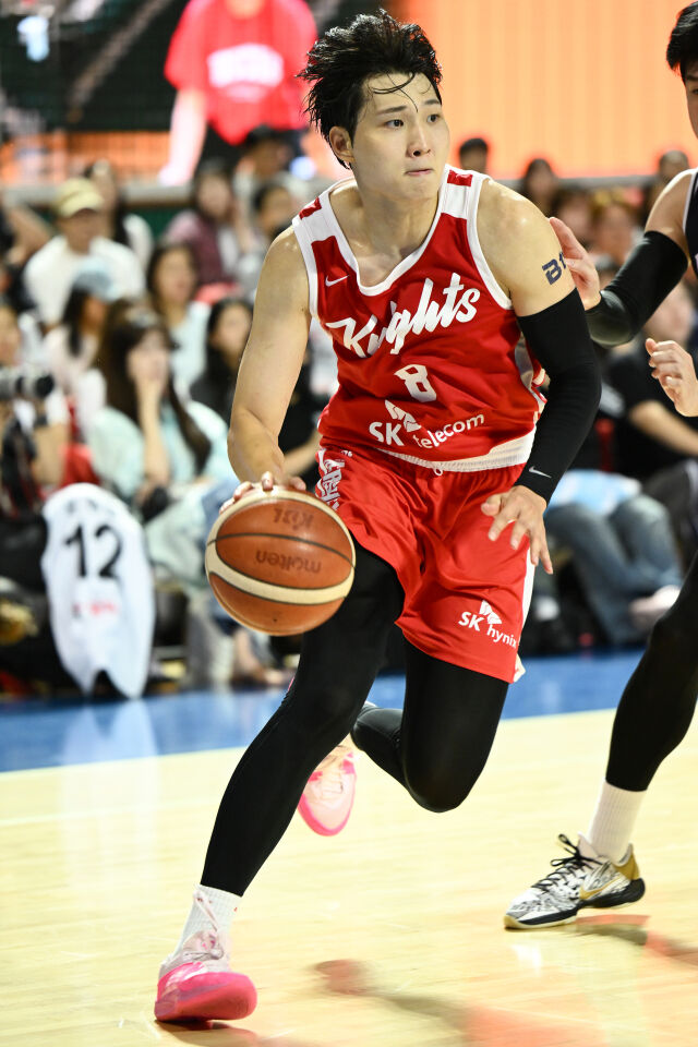 안영준(서울 SK)이 25일 서울 잠실학생체육관에서 열린 2026-2027 KCC 프로농구 1라운드 수원 KT와의 맞대결에서 돌파를 시도하고 있다./KBL 제공