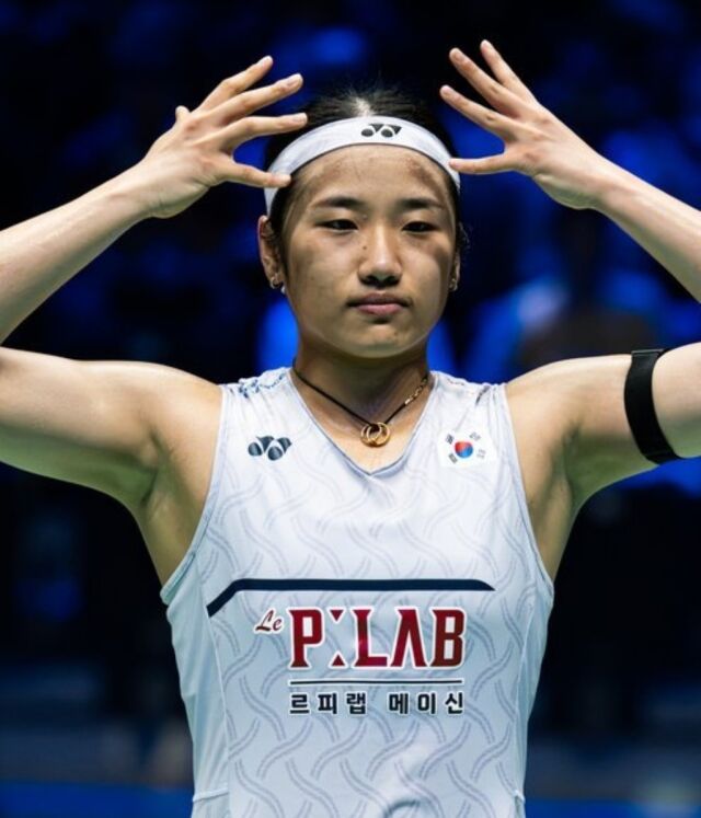 안세영이 25일(이하 한국시각) 프랑스 트랑블레앙프랑스에서 펼쳐진 프랑스오픈 여자 단식 결승전에서 푸실라 신두(인도)를 꺾고 우승 세레머니를 펼치고 있다./배드민턴 포토 제공