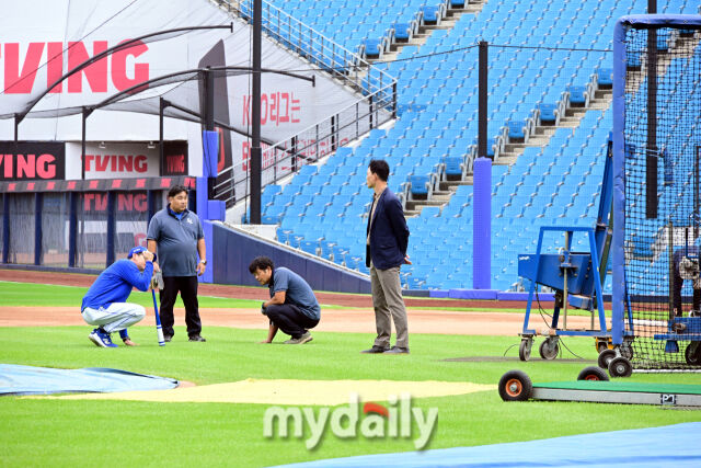허삼영 KBO 경기운영위원이 25일 오후 대구삼성라이온즈파크에서 진행되는 '2026 신한 SOL KBO리그 포스트시즌' KIA 타이거즈와 삼성 라이온즈의 플레이오프 1차전 경기에 앞서 그라운드를 살펴보고 있다.