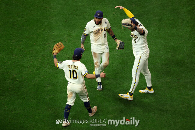 밀워키 선수들이 월드시리즈 2차전 승리 후 기뻐하고 있다./게티이미지코리아