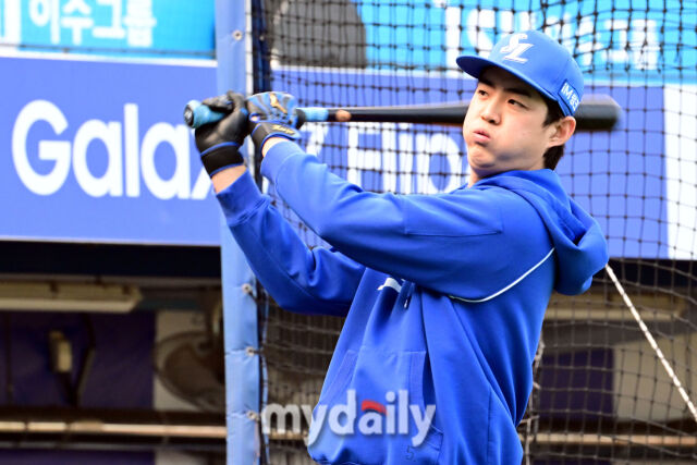 삼성라이온즈 구자욱이 26일 오후 대구삼성라이온즈파크에서 진행되는 '2026 신한 SOL KBO리그 포스트시즌' KIA 타이거즈와의 플레이오프 1차전 경기에 앞서 훈련을 하고 있다./대구=곽경훈 기자