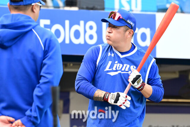 삼성라이온즈 최형우가 26일 오후 대구삼성라이온즈파크에서 진행되는 '2026 신한 SOL KBO리그 포스트시즌' KIA 타이거즈와의 플레이오프 1차전 경기에 앞서 훈련을 하고 있다./대구=곽경훈 기자