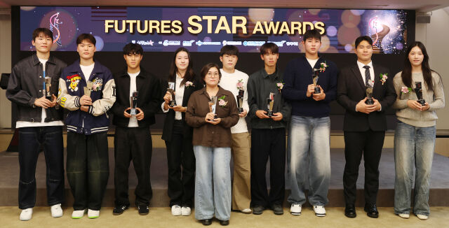 2026 퓨처스 스타대상 시상식이 26일 오후 서울시 중구 프레스센터 19층에서 열렸다. 하현승과 손서연 등 이날 상을 받은 선수들이 한자리에 모여 기념촬영을 진행했다./스타뉴스 제공