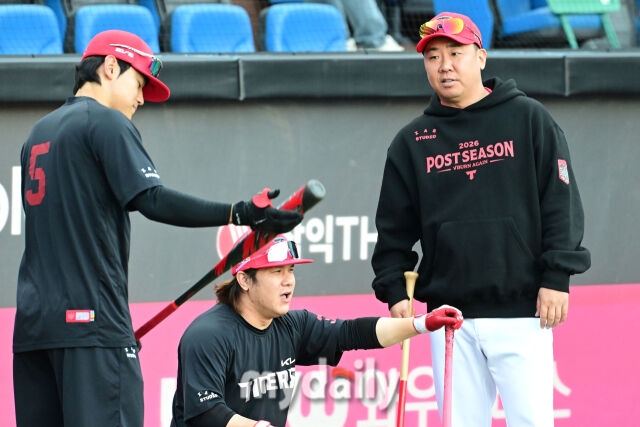 KIA 이범호 감독이 26일 오후 대구삼성라이온즈파크에서 진행되는 '2026 신한 SOL KBO리그 포스트시즌' 삼성 라이온즈와의 플레이오프 1차전 경기에 앞서 김도영의 훈련을 지켜보고 있다./대구=곽경훈 기자