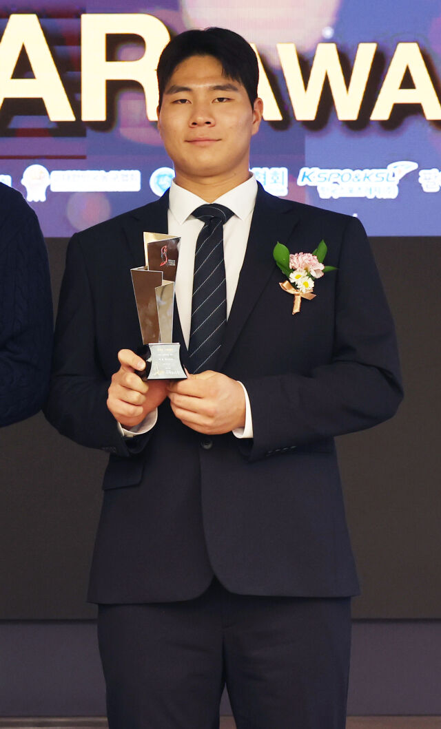 KIA 타이거즈에 2027 KBO 신인 드래프트에서 1라운드 3순위로 지명된 경남고 내야수 이호민이 26일 오후 서울시 중구 프레스센터에서 열린 '2026 퓨처스 스타대상' 시상식에서 야구 부문 스타상에 선정됐다. 시상식에서 수상 후 포즈를 취하고 있는 이호민./스타뉴스 제공