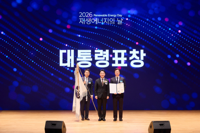 23일 서울 코엑스에서 열린 2026 재생에너지의 날 기념식에서 권순철 아모레퍼시픽 안전환경 디비전 상무(오른쪽부터),이호현 기후에너지환경부 제2차관, 이현희 아모레퍼시픽 지속가능경영센터 부장이 기념촬영을 하고 있다. /아모레퍼시픽