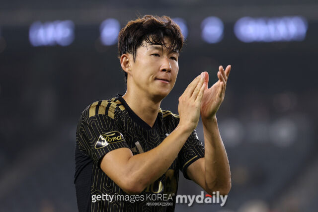 손흥민(LAFC)이 2026년 10월 26일(한국시각) 미국 캘리포니아주 로스앤젤레스의 BMO 스타디움에서 열린 LA 갤럭시와의 MLS 경기 후 팬들에게 박수를 치고 있다./게티이미지코리아