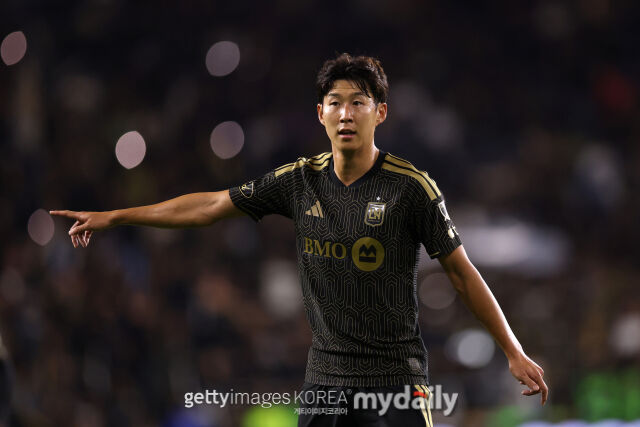 손흥민(LAFC)이 2026년 10월 26일(한국시각) 미국 캘리포니아주 로스앤젤레스의 BMO 스타디움에서 열린 LA 갤럭시와의 MLS 경기 도중 손짓을 하고 있다./게티이미지코리아
