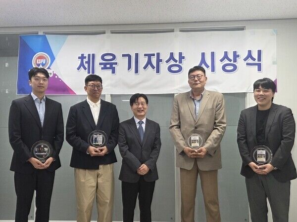 김봉진 회장(왼쪽에서 세 번째)이 2026년 3분기 체육기자상 수상자들과 기념 촬영을 하고 있다. /한국체육기자연맹 제공