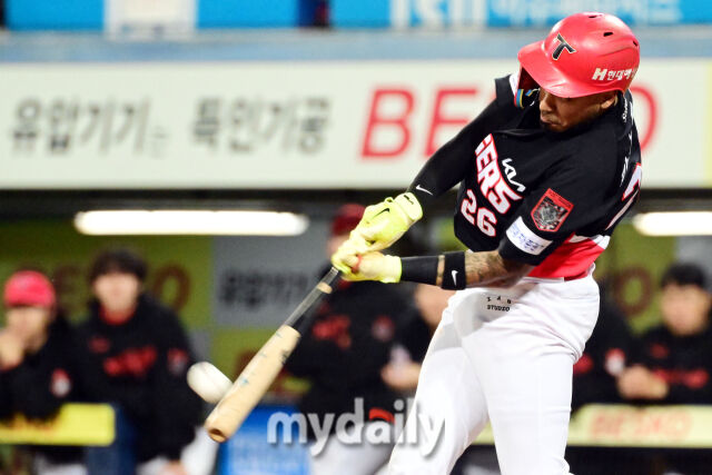 26일 오후 대구삼성라이온즈파크에서 진행된 '2026 신한 SOL KBO리그 포스트시즌' KIA 타이거즈와 삼성 라이온즈와의 플레이오프 1차전 경기. KIA 카스트로가 3회초 2사 1루에서 삼성 선발 페덱을 상대로 투런 홈런을 때리고 있다./대구=곽경훈 기자 kphoto@mydaily.co.kr