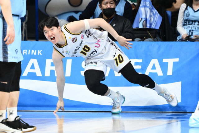 윤원상이 위닝샷을 넣고 포효하고 있다./KBL 제공