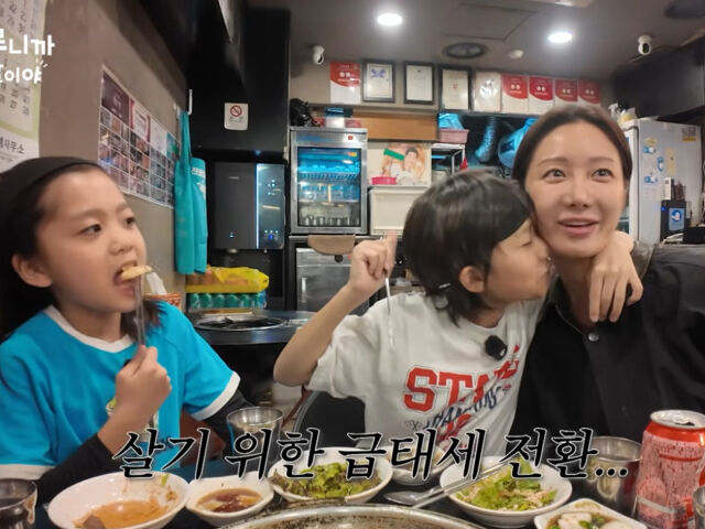 한그루가 쌍둥이 자녀들과 외식에 나섰다. / 유튜브 '그루니까말이야'