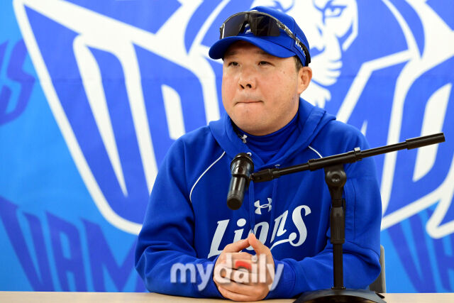 27일 오후 대구삼성라이온즈파크에서 진행된 '2026 신한 SOL KBO리그 포스트시즌' KIA 타이거즈와 삼성 라이온즈와의 플레이오프 2차전 경기. 경기 전 삼성 라이온즈 박진만 감독이 취재진과 질문에 답하고 있다./대구=곽경훈 기자