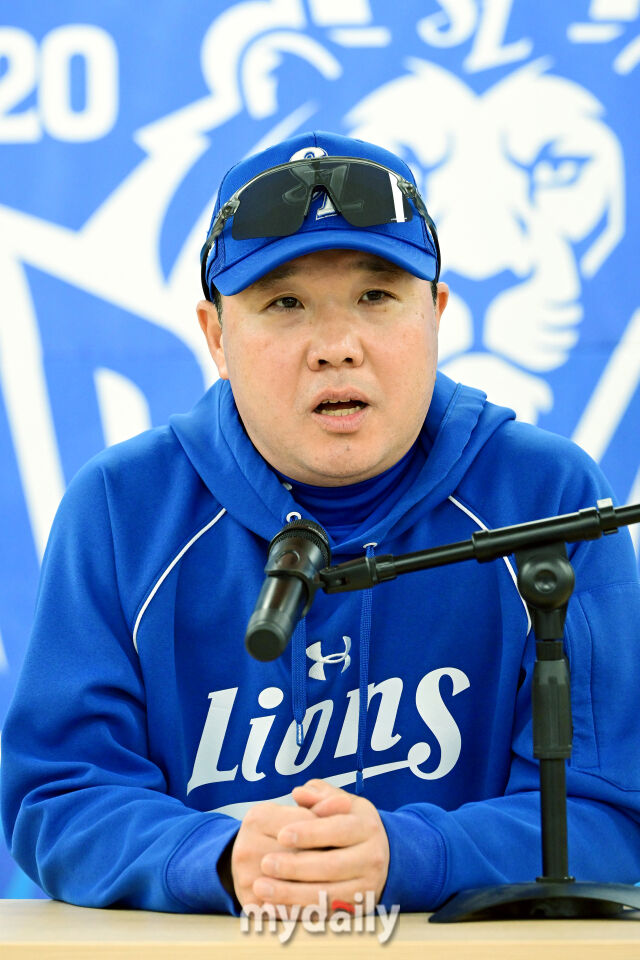 27일 오후 대구삼성라이온즈파크에서 진행된 '2026 신한 SOL KBO리그 포스트시즌' KIA 타이거즈와 삼성 라이온즈와의 플레이오프 2차전 경기. 경기 전 삼성 라이온즈 박진만 감독이 취재진과 질문에 답하고 있다./대구=곽경훈 기자