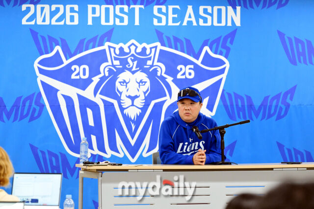 27일 오후 대구삼성라이온즈파크에서 진행된 '2026 신한 SOL KBO리그 포스트시즌' KIA 타이거즈와 삼성 라이온즈와의 플레이오프 2차전 경기. 경기 전 삼성 라이온즈 박진만 감독이 취재진과 질문에 답하고 있다./대구=곽경훈 기자