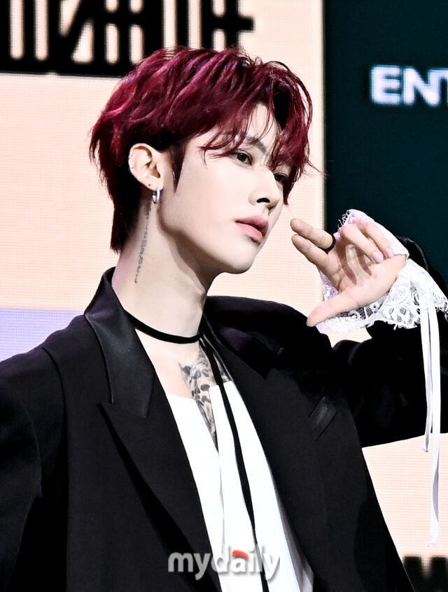 그룹 앤더브(AND2BLE) 리키가 27일 오후 서울 한남동 블루스퀘어에서 진행된 미니 2집 'Sequence 02: Attraction'(시퀀스 투: 어트랙션) 발매 쇼케이스에서 포토타임을 갖고 있다. / 송일섭 기자(andlyu@mydaily.co.kr)
