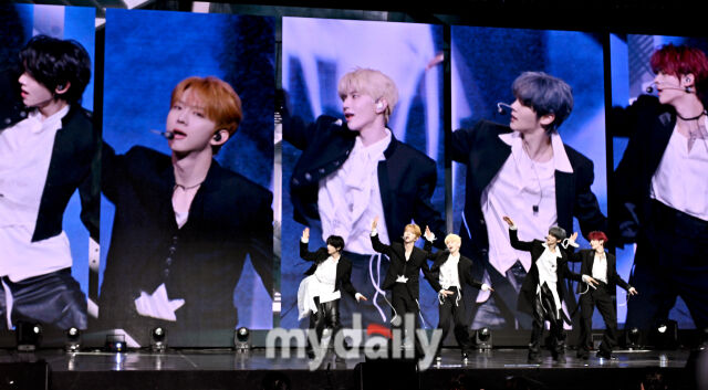 그룹 앤더블(AND2BLE)이 27일 오후 서울 한남동 블루스퀘어에서 진행된 미니 2집 'Sequence 02: Attraction'(시퀀스 투: 어트랙션) 발매 쇼케이스에서 열정적인 무대를 선보이고 있다. / 송일섭 기자(andlyu@mydaily.co.kr)
